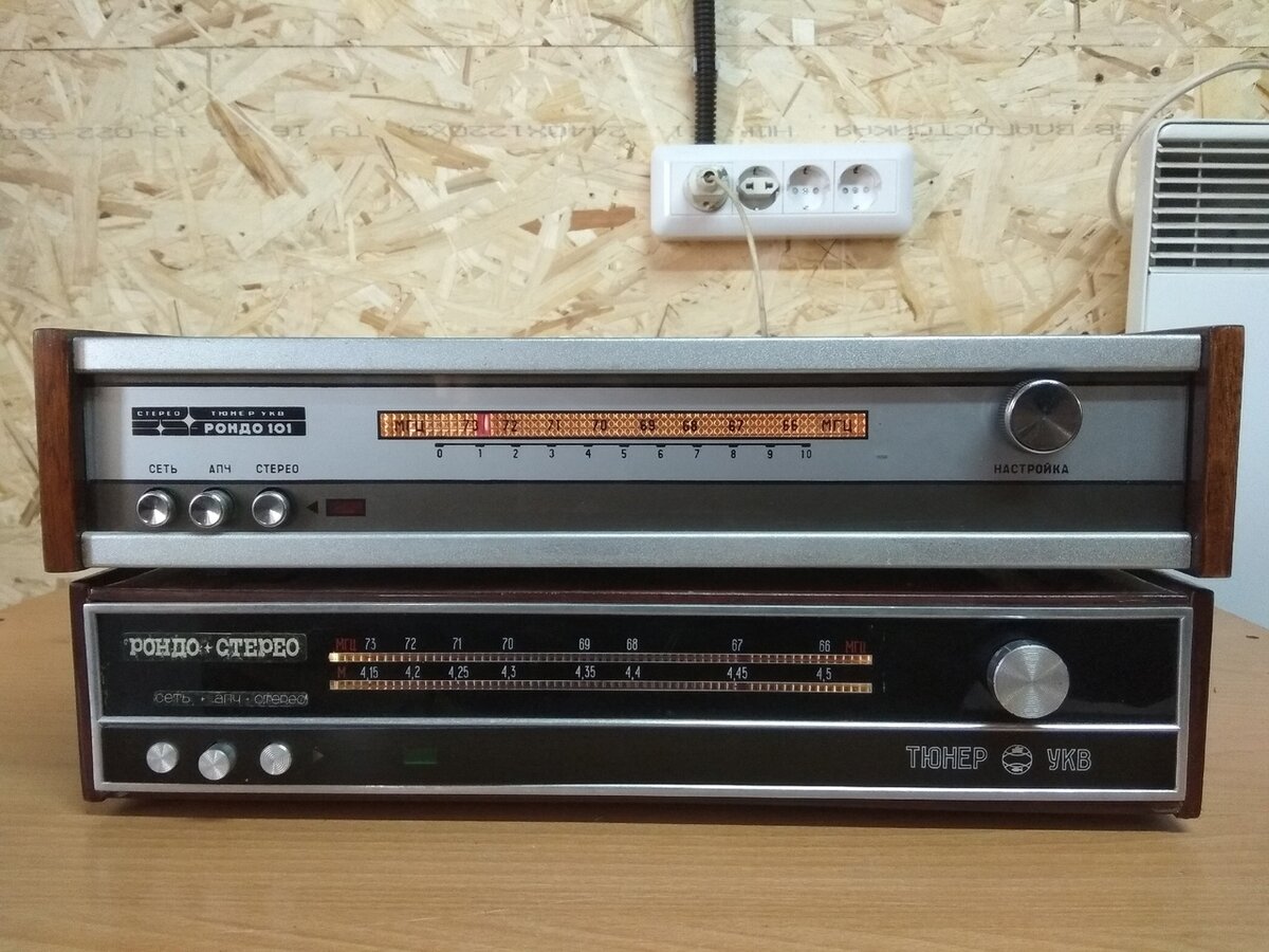 Рондо 101 сверху и опытный образец снизу. Есть небольшие отличия в разметке шкал. У опытного образца она двойная. На нижней отображается длина волны в метрах