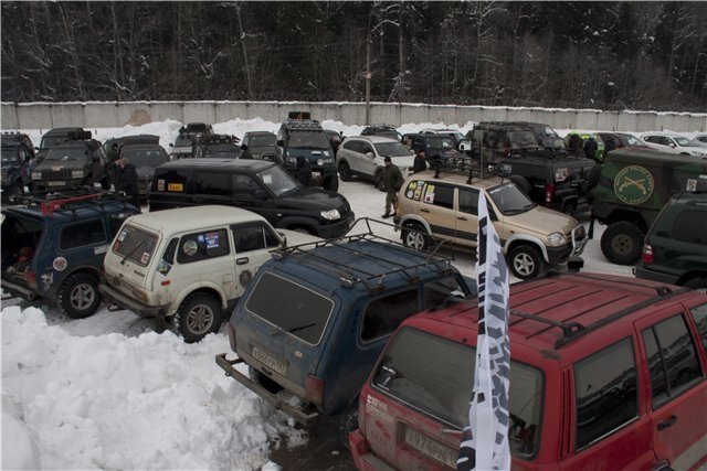 "Лагерь". Мы внизу, синенькие. Между белой Нивой и красным Чероки.