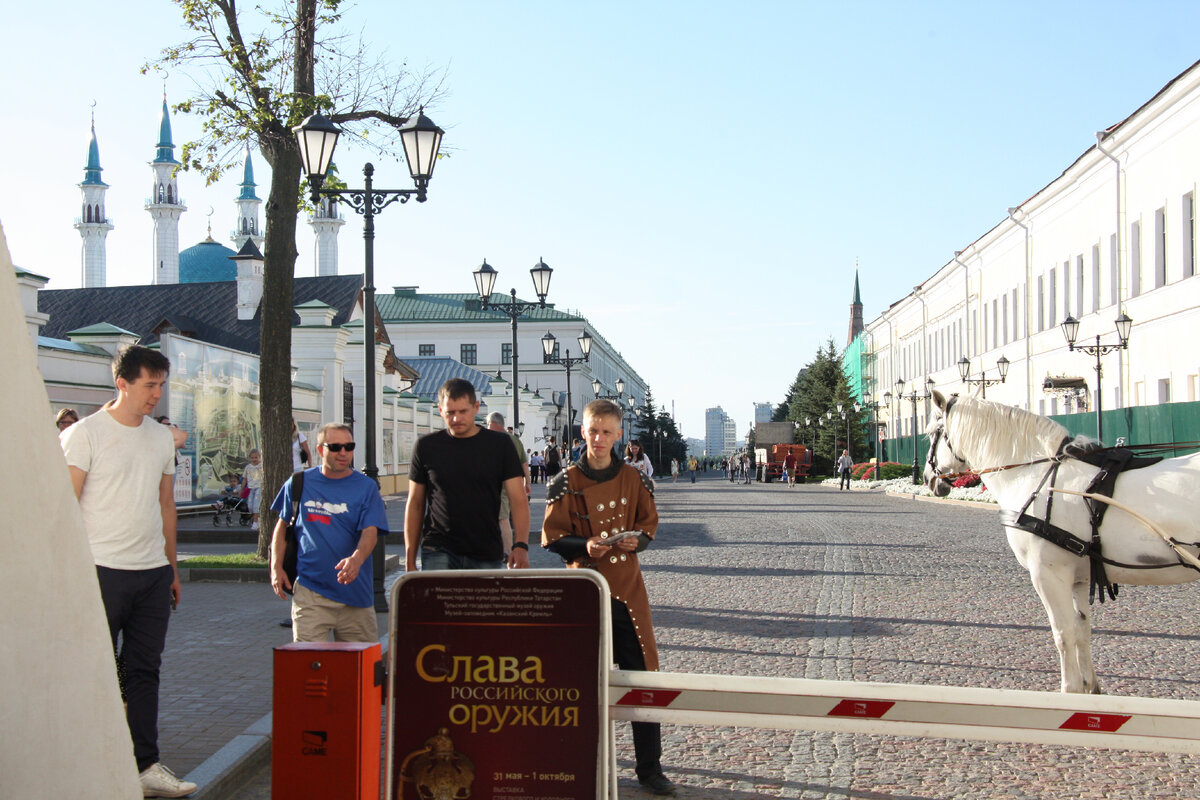 Где в казани собирают. Забор в Казани где Кремль.