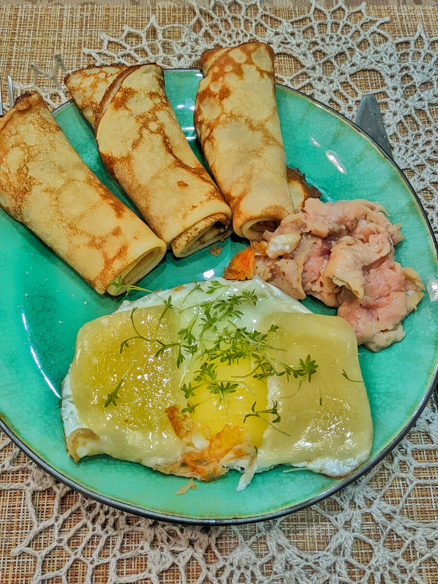 Блины, форель, глазунья, сыр, микрозелень, кофе с молоком 