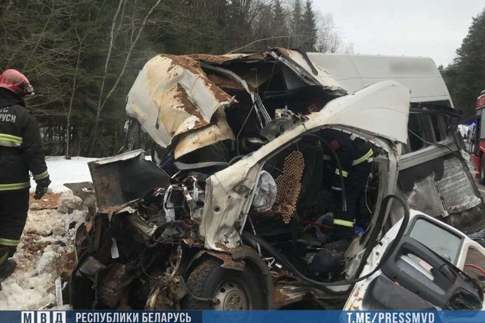     Под Минском 11 человек погибли в страшном столкновении маршрутки и грузовика МАЗ. Фото: МВД Беларуси