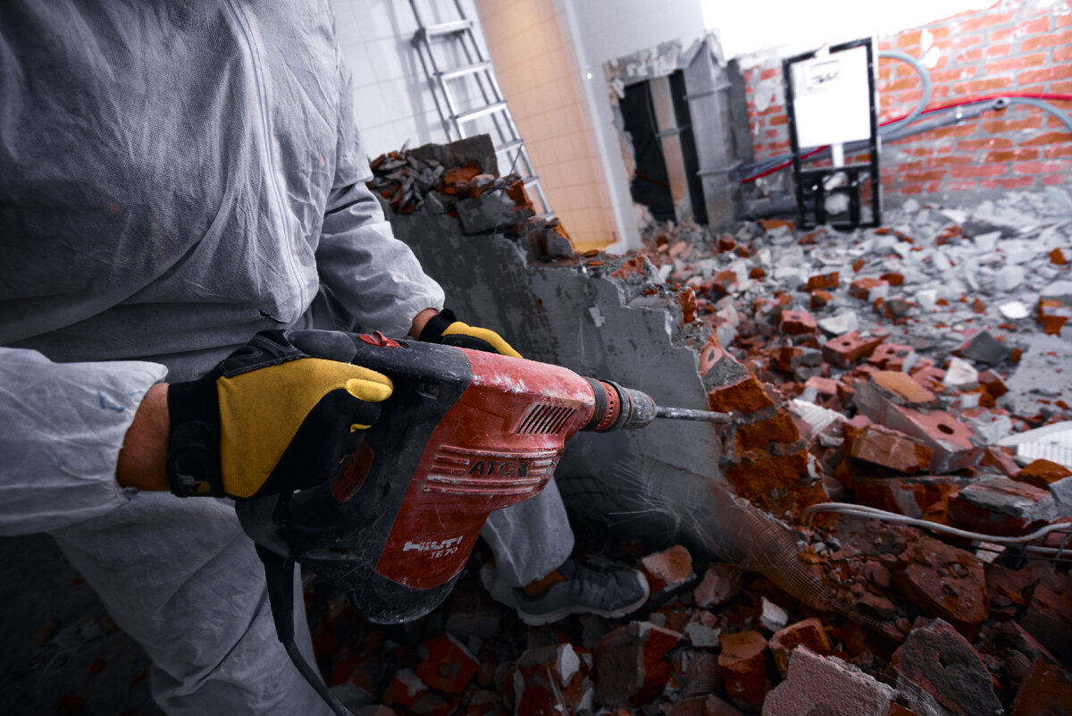 Демонтаж перегородок - начальный этап ремонта квартиры.