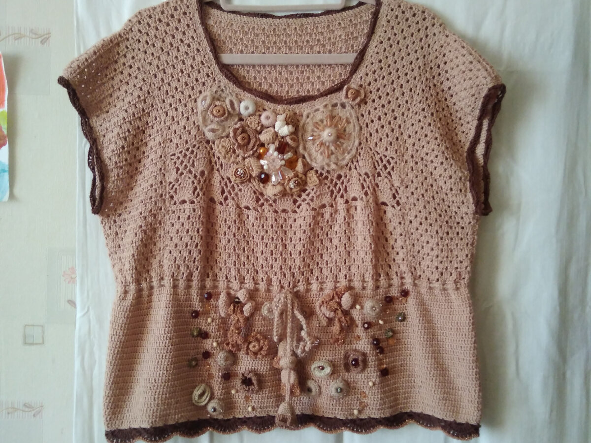 Здравствуйте, дорогие рукодельницы-коллеги, любители создавать прекрасное своими руками. Я вот, обожаю вязать крючком, и очень люблю создавать вещи, которые вносят индивидуальность в ваш гардероб ✌