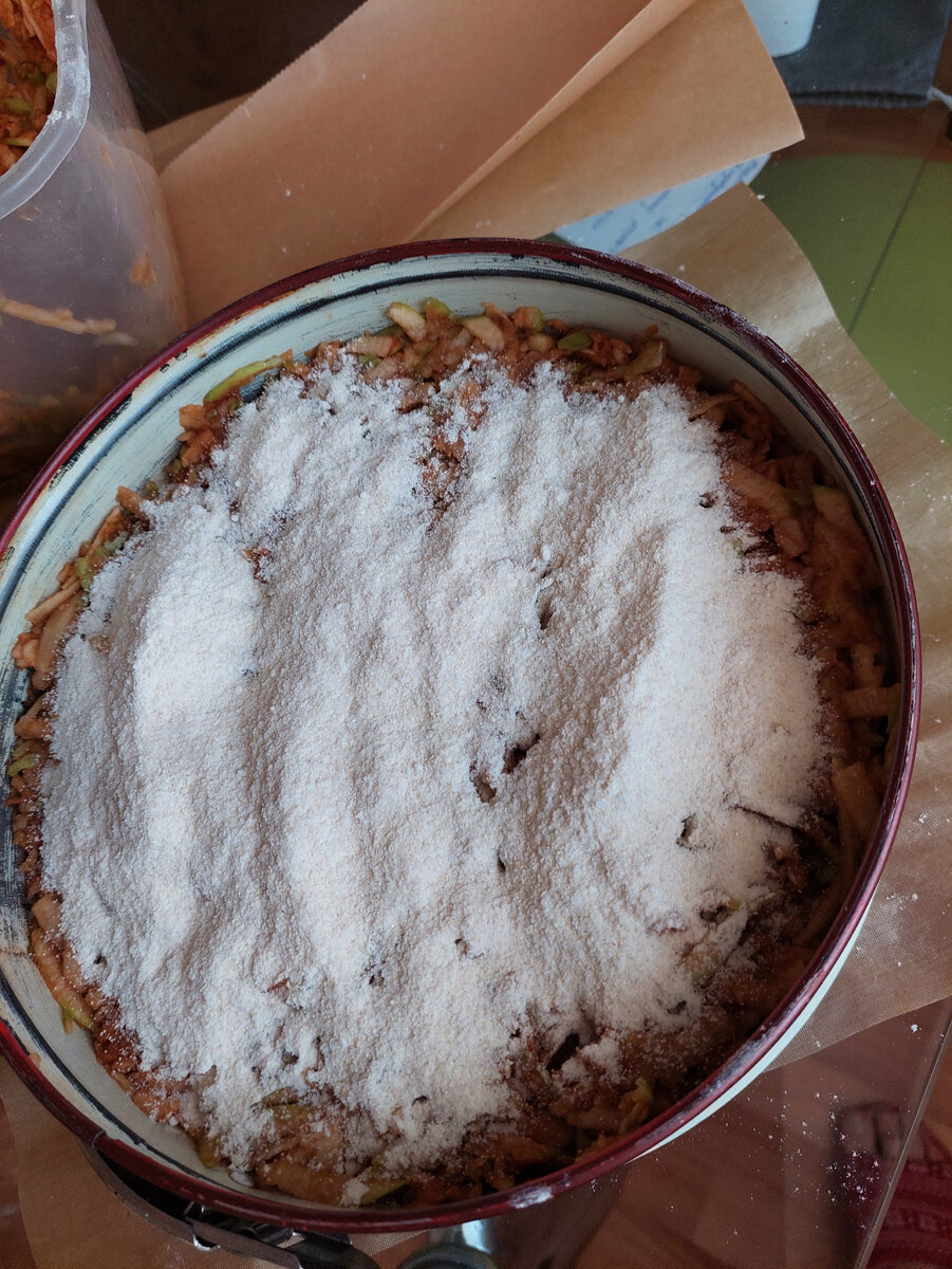 В разъемную форму поочерёдно укладываются слои сухого теста и яблок. Получается 3 слоя яблок и 4 слоя теста. Первый и последний слой - тесто.