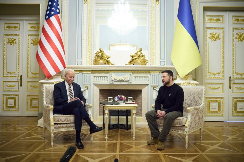 На этой раздаточной фотографии, опубликованной пресс-службой Президента Украины, президент США Джо Байден встречается с президентом Украины Владимиром Зеленским во дворце президента Украины 20 февраля 2023 года в Киеве, Украина.ПРЕСС-СЛУЖБА ПРЕЗИДЕНТА УКРАИНЫ ЧЕРЕЗ GETTY IMAGES
