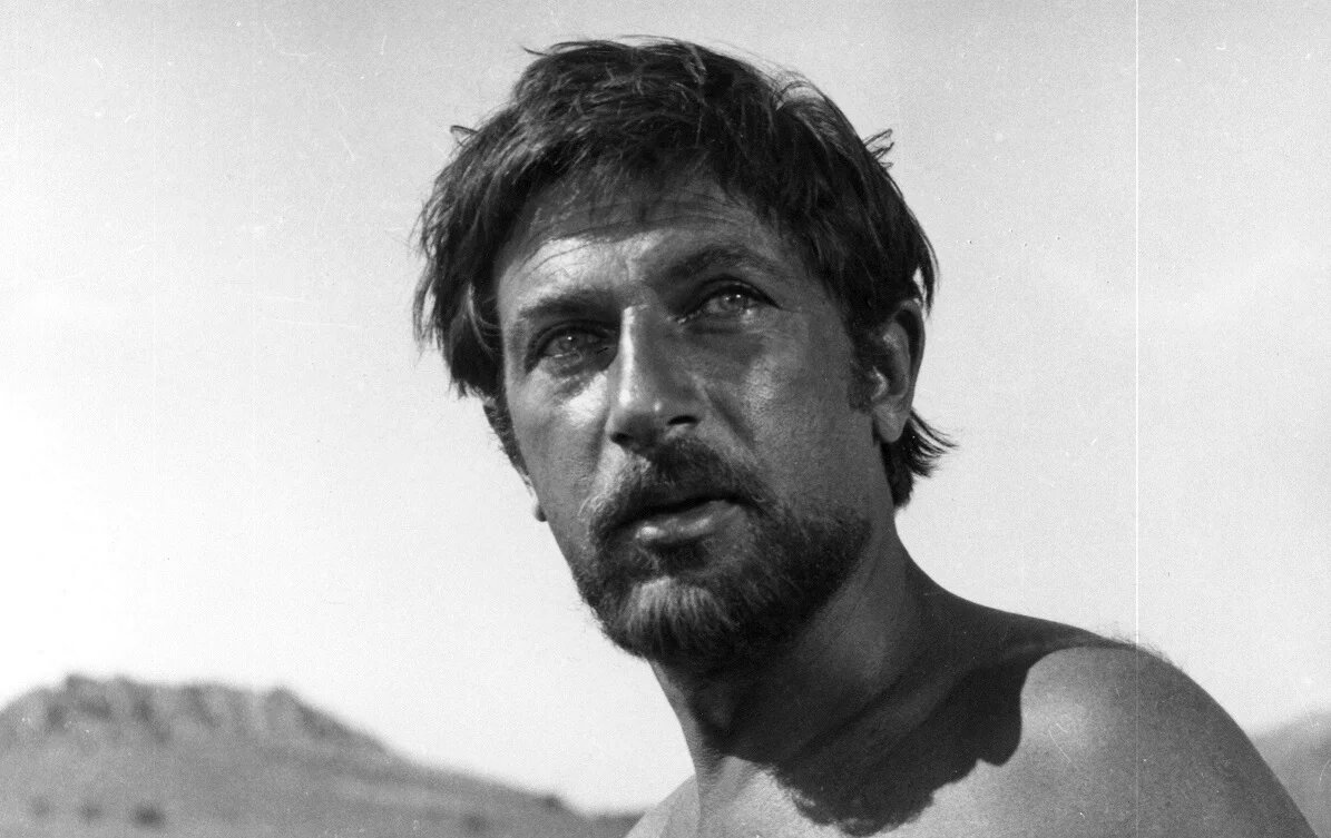 «Кто не глух, тот сам расслышит,  Сам расслышит вновь и вновь,
Что под ненавистью дышит
Оскорбленная любовь».

Саша Черный
