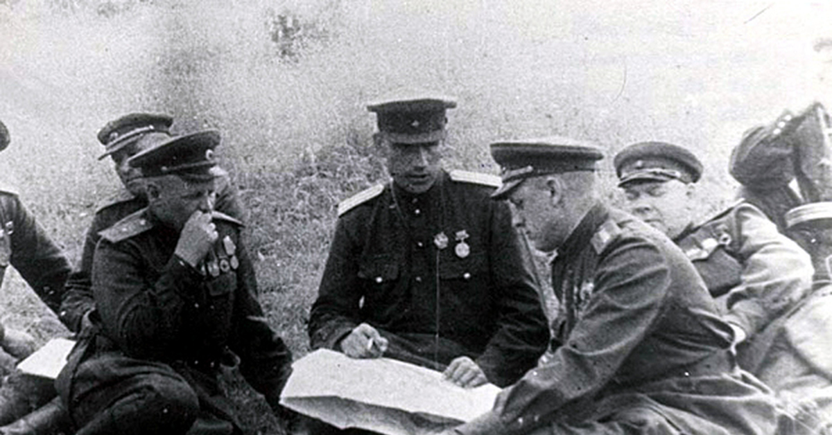 Солдаты группы центр. Немецкие генералы первой мировой войны на восточном фронте. Танковые группы вермахта командующие. Генерал рокоссовский. Адольф гитлер с офицерами.