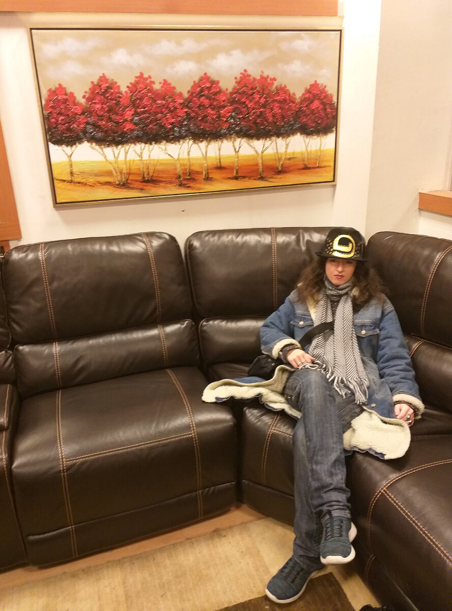 Меня зовут Ксения, я автор каналов "Индейская жена" и "Принцесса мапуче"