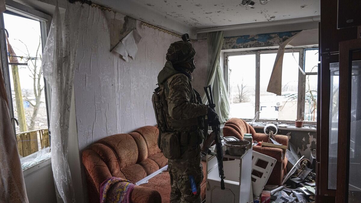    Украинский военнослужащий в Угледаре© AP Photo / Evgeniy Maloletka