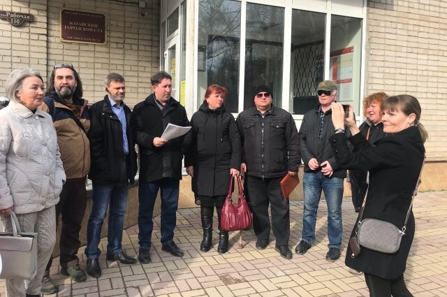    Истец и общественники у здания суда. Фото:  АиФ