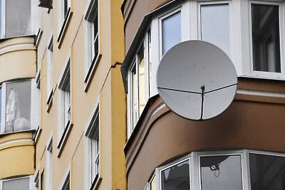    Спутниковая антенна на балконе жилого дома в Москве ©Илья Питалев РИА Новости