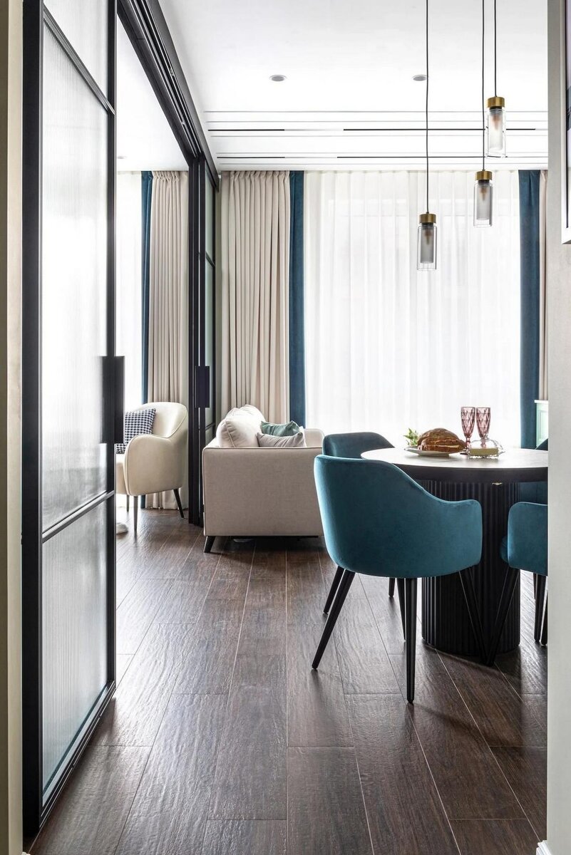 Мрамор, латунь и дерево. Просторный интерьер с изысканными деталями