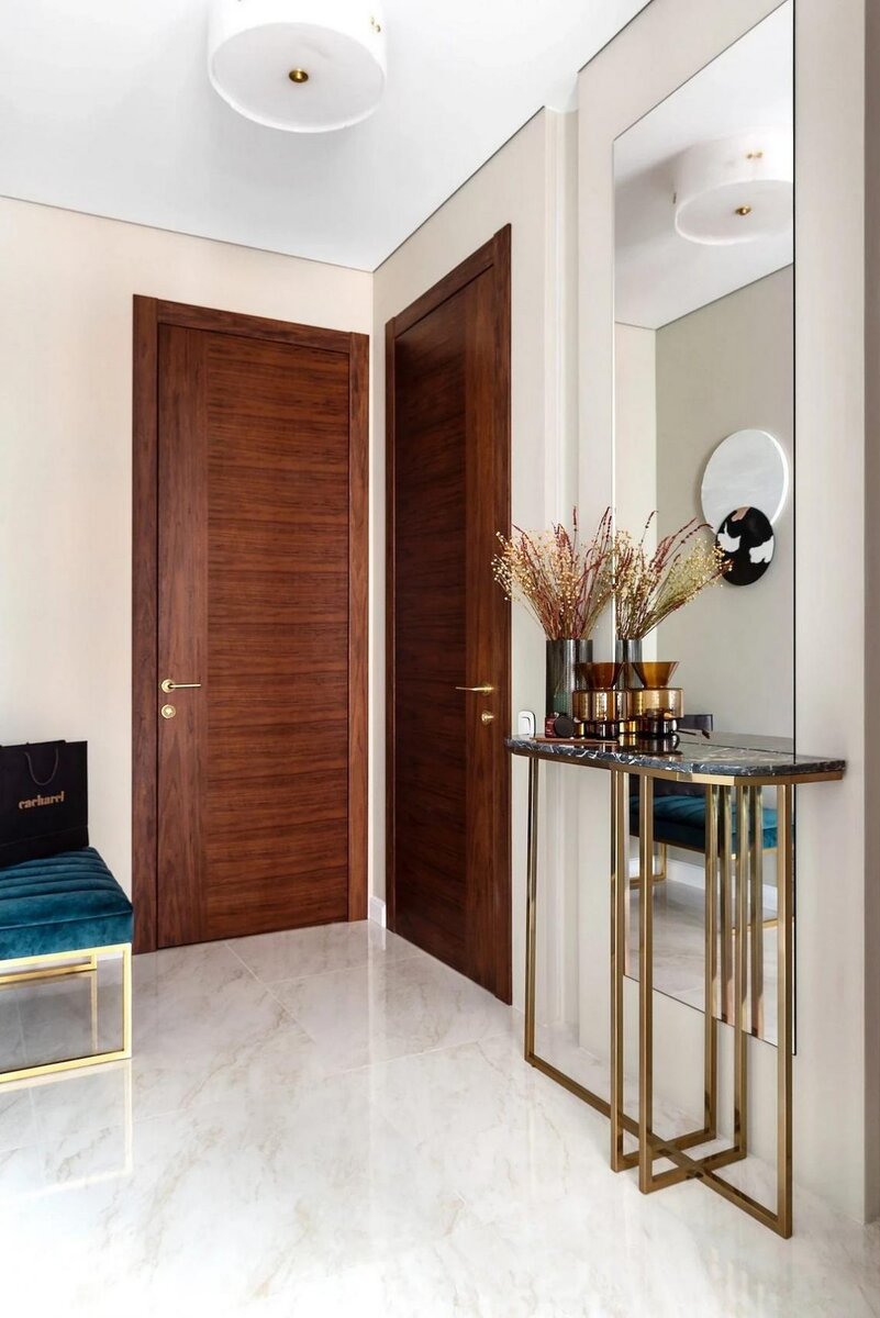 Мрамор, латунь и дерево. Просторный интерьер с изысканными деталями