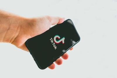    Смартфон с приложением тикток (tik tok) ©unsplash.com