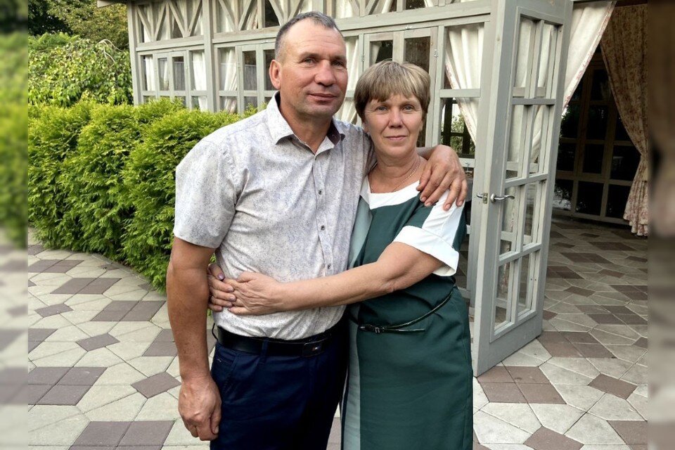     Первым к месту пожара примчался Валерий Харитонов, за ним подоспела супруга Елена.  Личный архив героя публикации