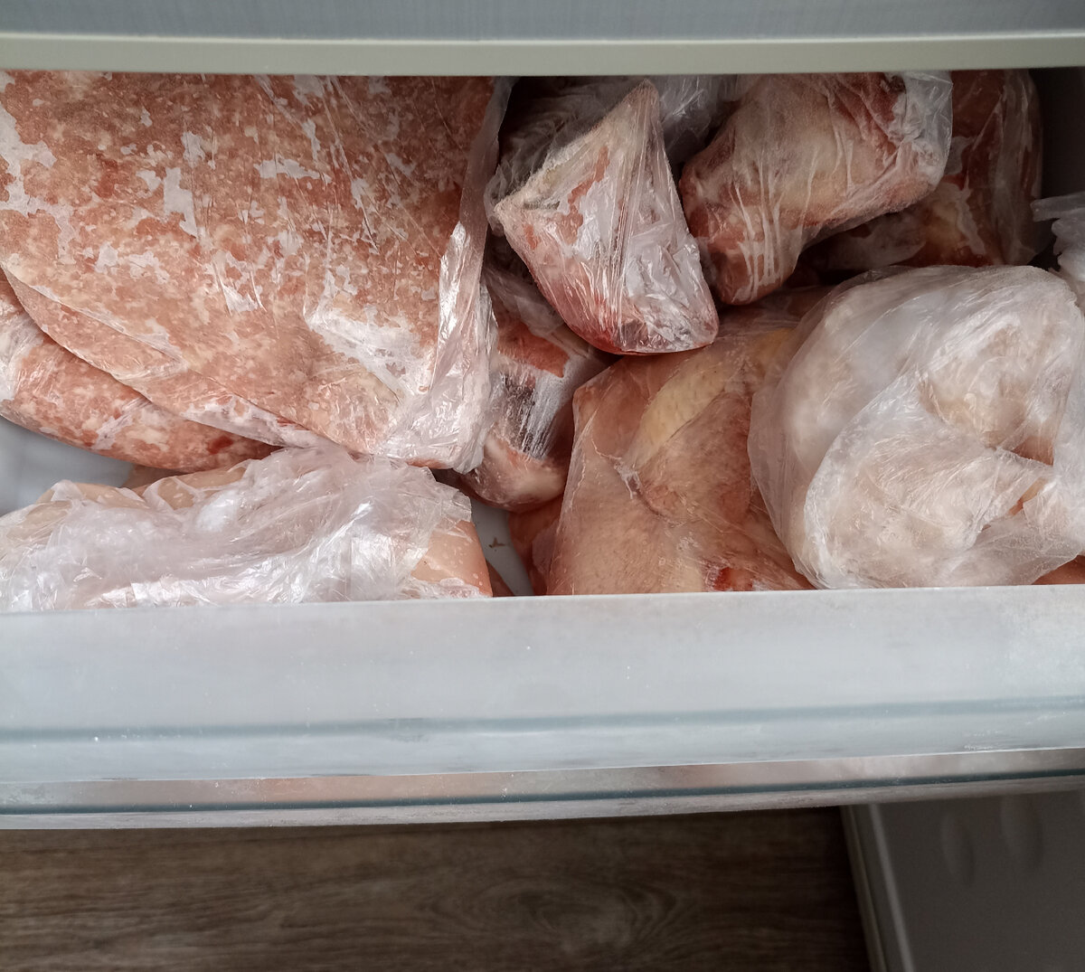 Мясо, фарш, голень, крылья, кости для супов. 