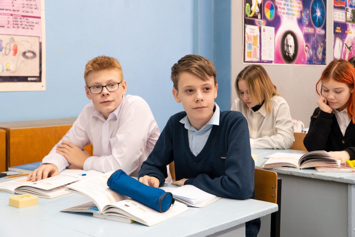 А вы бы разрешили ребёнку показать свой телефон полиции? Источник фото: https://edu.gov.ru/press/6595/sergey-kravcov-vazhno-otkryt-shkoly-gde-prohodit-kapremont-preimuschestvenno-k-nachalu-novogo-uchebnogo-goda/