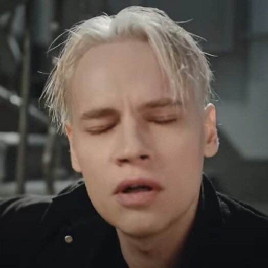     Shaman спел в подъезде «Самый русский хит»