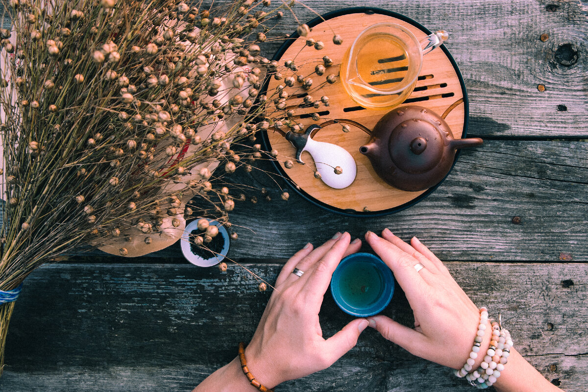 Подготовка к чайному действу уже собирает внимательное присутствие