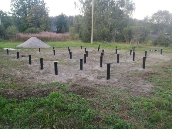 Винтовые сваи проросли на огороде