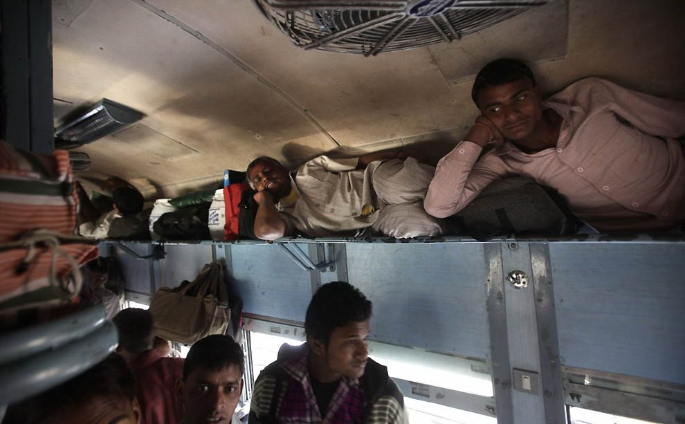 Вагончик человек. Перегруженный поезд в Индии. Поезд с пассажирами в Индии. Переполненный вагон поезда Индия. Поезд в Индии с людьми.