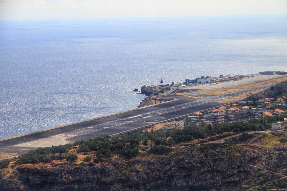 Аэропорт на португальском острове Мадейра, считается одним из самых опасных и одновременно уникальных в мире. Дело в том, что остров Мадейра это сплошная скала, где раскинулись реликтовые леса.