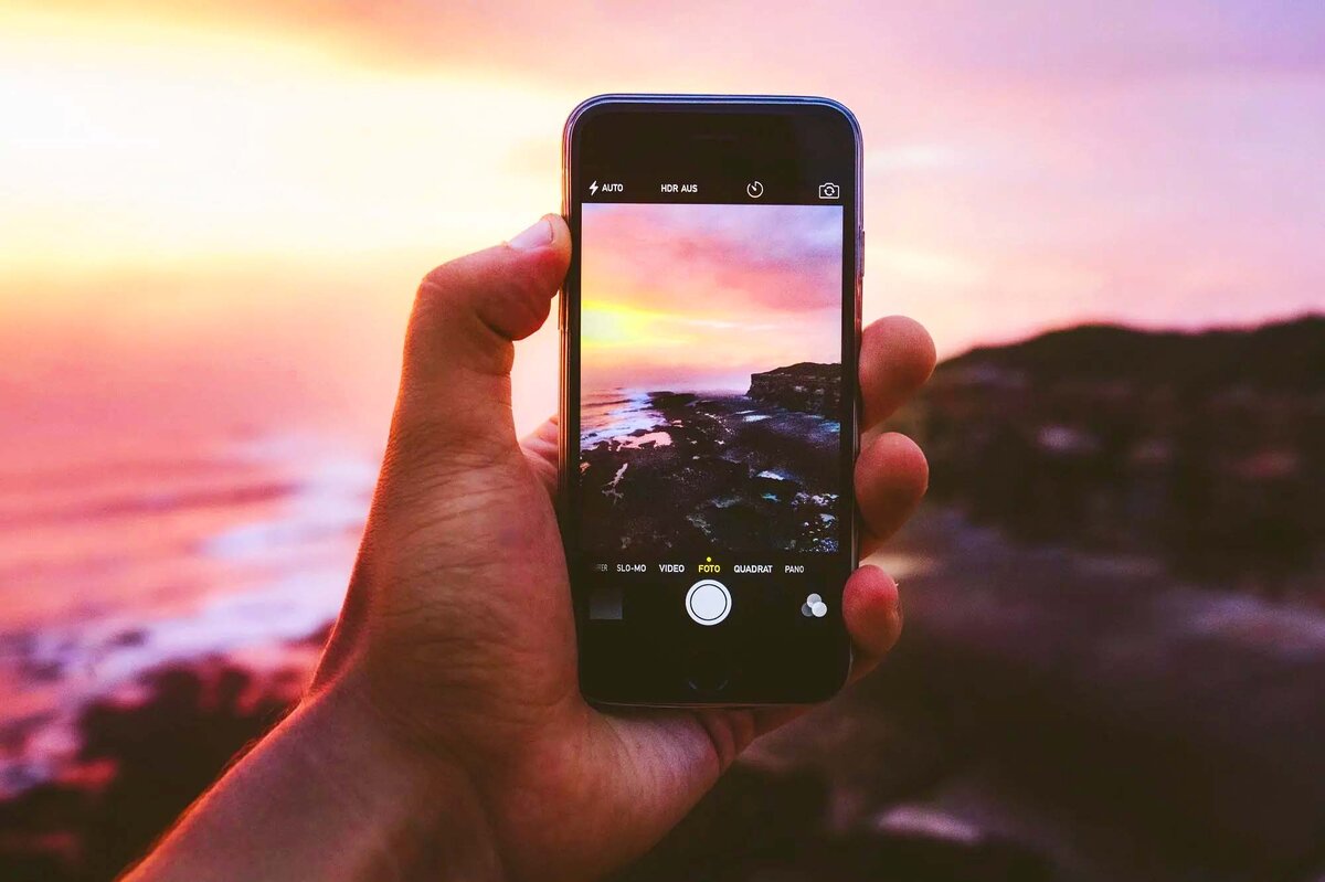 iPhone 7 в руке 