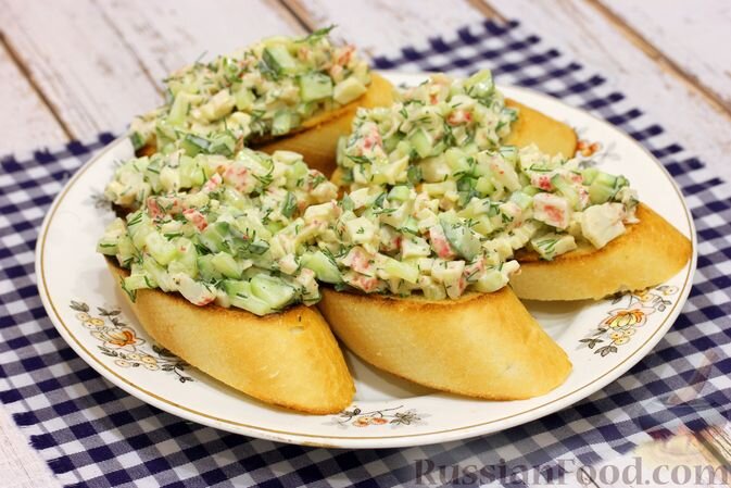 багет белый, крабовые палочки, огурцы свежие, зелень укропа, майонез, соль, перец чёрный молотый