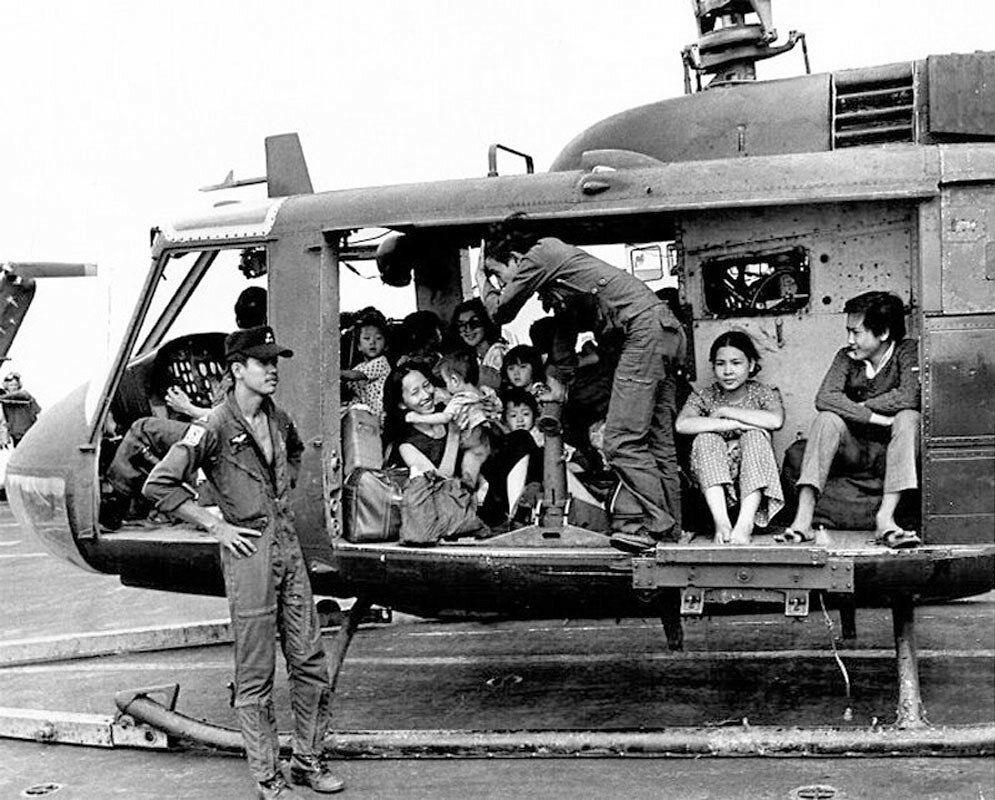    Вьетнамские беженцы на палубе авианосца в вертолёте UH-1 Huey.manhhai, Flickr. CC2.0