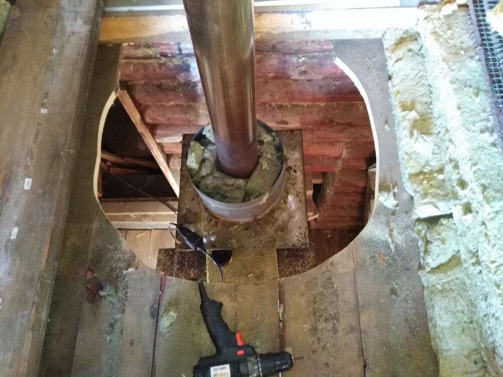 Вид прохода для дымохода со стороны чердака.