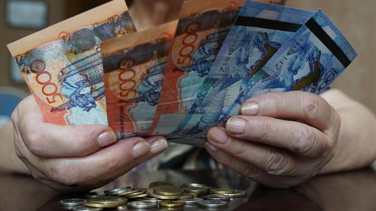   Пенсионерка держит деньги:NUR.KZ/Владимир Третьяков