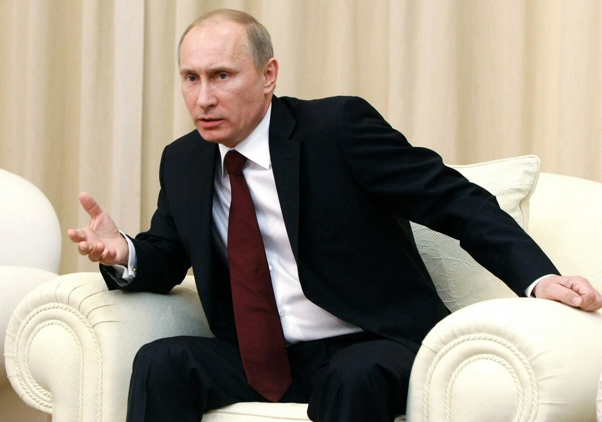 Путин Владимир Владимирович сидит
