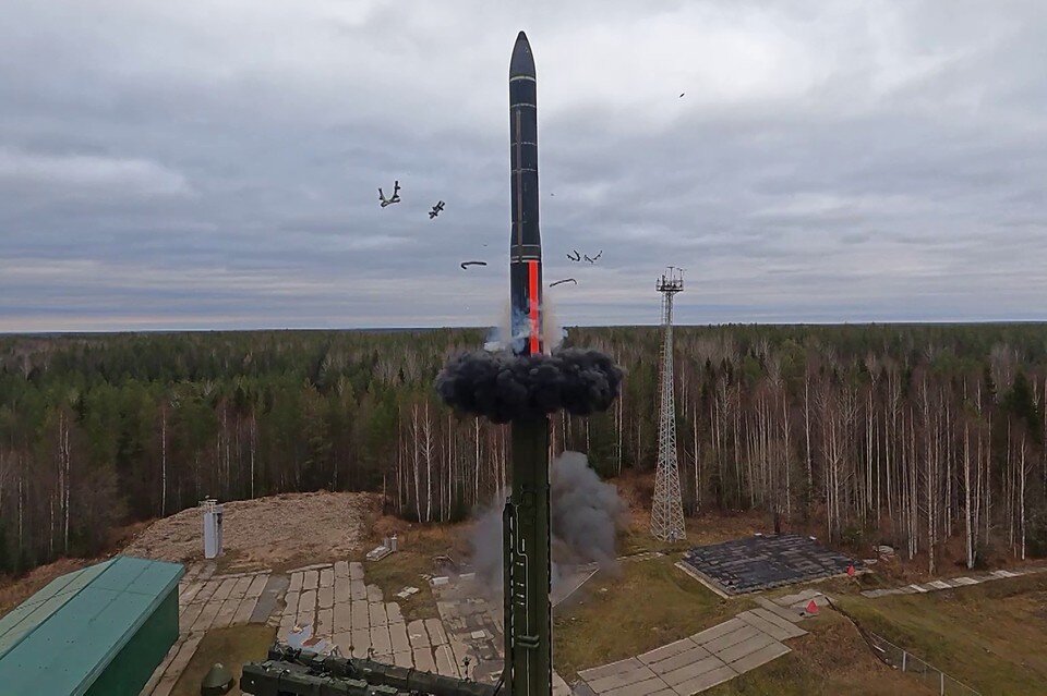     Пуск из подвижного грунтового ракетного комплекса (ПГРК) "Ярс" с космодрома Плесецк по полигону Кура во время учений. Фото: Пресс-служба Минобороны РФ/ТАСС