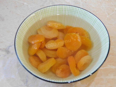 ШАГ 1:
Как сварить компот из кураги? Подготовьте продукты. Залейте курагу на 1-2 минуты кипятком. Затем воду слейте и помойте её в проточной воде. Благодаря этому курага станет чище и с неё смоется лишняя грязь, что немаловажно, так как в большинстве случаев, курага продается в открытом виде.