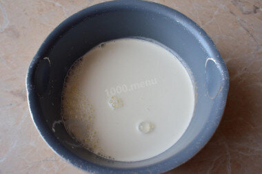 ШАГ 2:
В небольшой ковш налейте молоко и сливки. Поставьте на огонь и доведите почти до кипения. Кипятить не надо. Как только начнет подниматься пар и будет казаться, что все вот-вот закипит - снимайте ковш с огня.