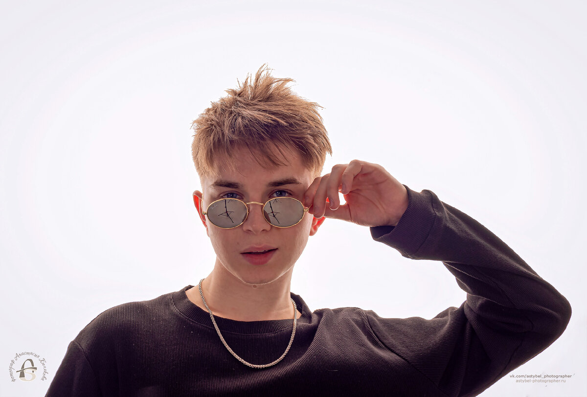 Модельные тесты на белой циклораме снято в фотостудии «Panda Photo»   
Дата съёмки: 12.12.2022 года
Модель: Даня Леонтьев
Фотограф: Анастасия Белякова