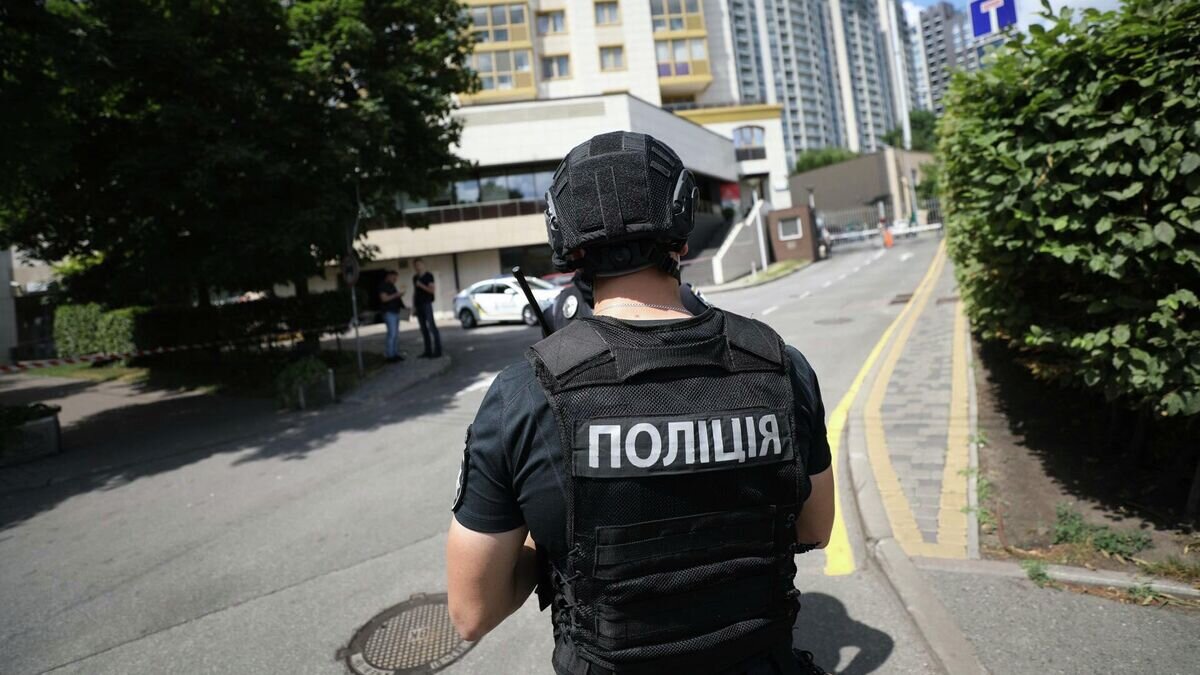    Сотрудник полиции Украины в Киеве. 7 июля 2021© Фото : Національна поліція України