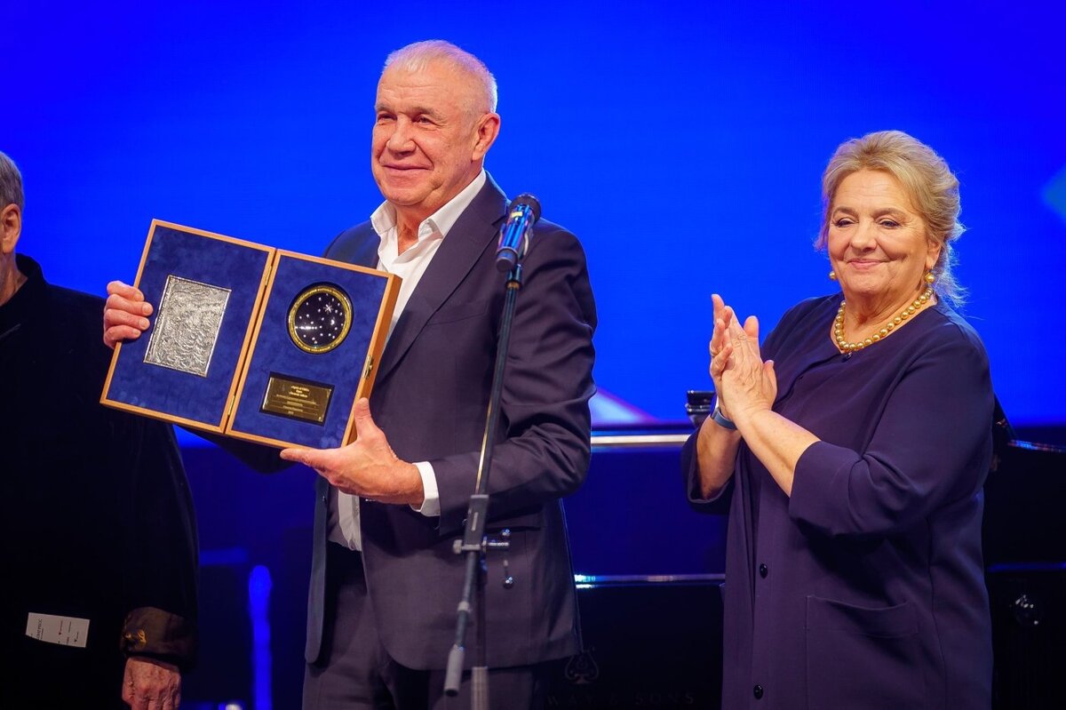    Сергей Гармаш на «Духе огня» получил награду за вклад в развитие кинематографа