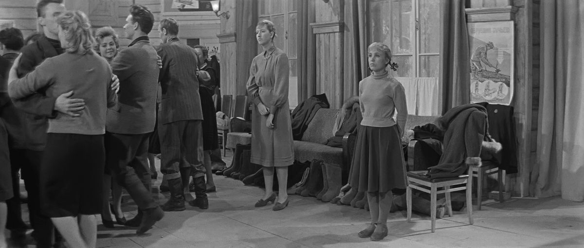 Вот, посмотрите справа, спрятался под пальто))