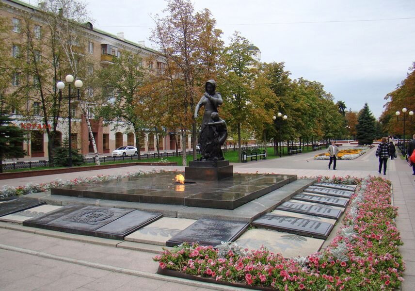 Все фото галереи из открытых источников. Вечный огонь. Он у нас непростой, там на самом деле захоронения. На плитах указаны имена и звания тех солдат, чьи медальоны удалось найти и прочитать. После Курской дуги, когда город освободили, в нëм из 34 000 довоенного населения осталось 150 жителей. Горожане и бойцы вместе собирали и захоранивали солдат в братской могиле. Кстати, отмечу, что немцев тоже всех предали земле, но в другом сквере. 👉