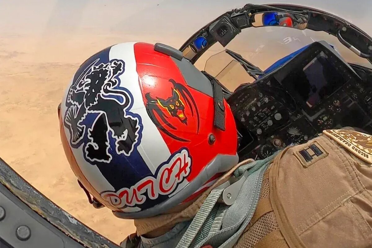     Может ли лётчик носить шлем со своим дизайном?