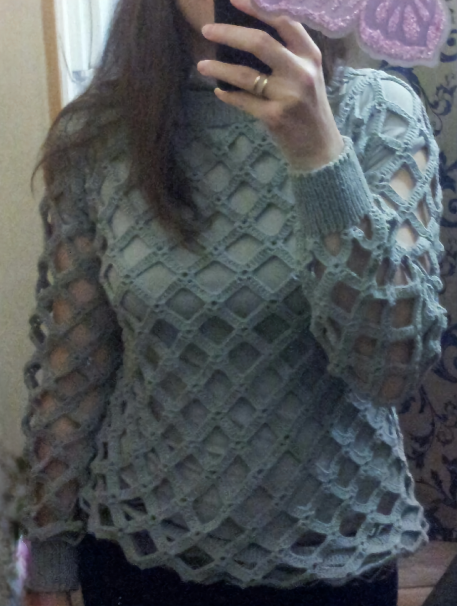 Как пуловер выглядел в применении😀. Мне эта модель понравилась – очень необычная, но себе не стала вязать, так как абсолютно некуда было его носить