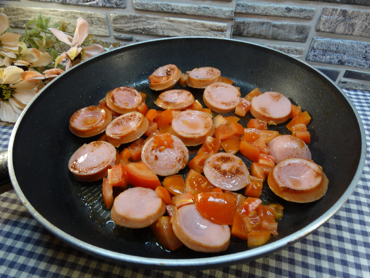 Омлет на сметане с сардельками и помидорами | Готовим вкусно дома/  Кулинария/ Рецепты | Дзен