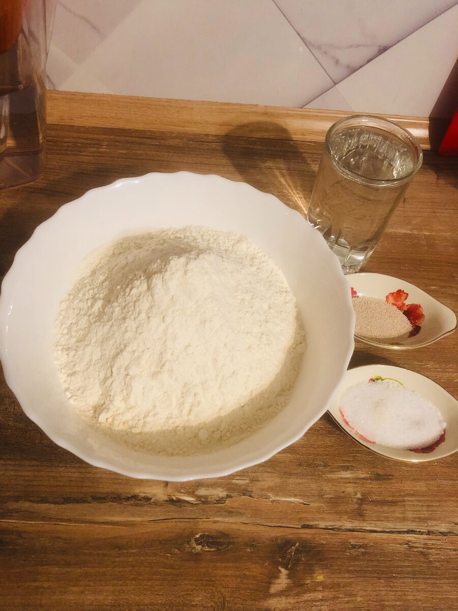 Мука (800 гр.), теплая вода (550 мл.), дрожжи (1 ч.л. с горкой), соль (1,5 ст.л.) и щепотка сахара. 