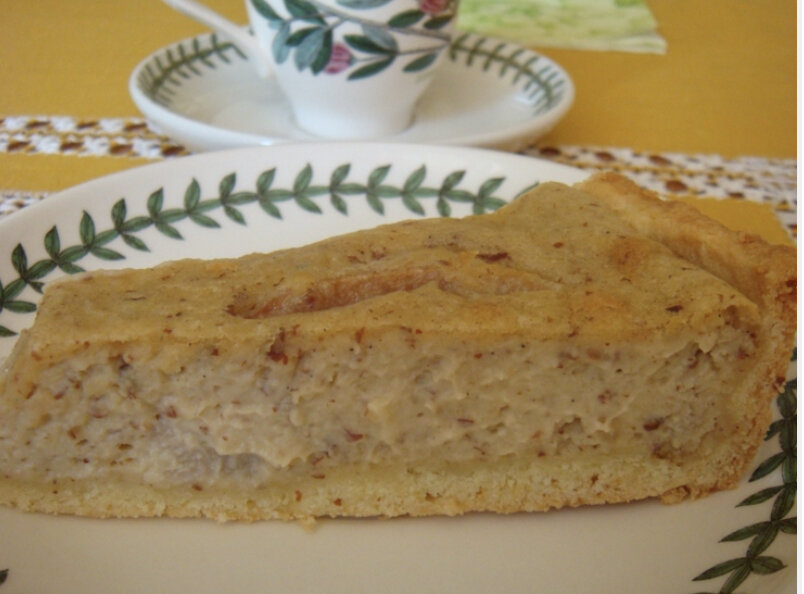 Грушевый пирог «Бурдалу» разрез: шелковый миндальный крем и нежная сочная груша. Фото мое)