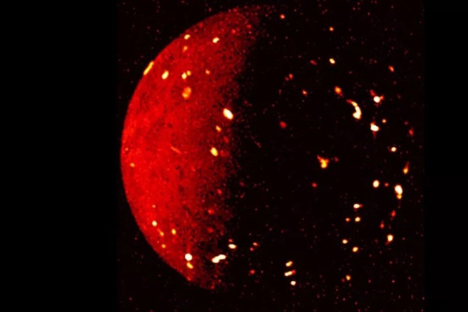     Ио усеян извергающимися вулканами