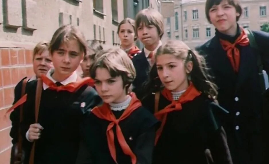 Кадр из советского мини-сериала "Гостья из будущего", 1984 г.