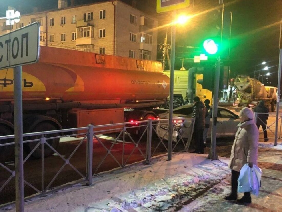    В Брянске бензовоз «Роснефти» смял Toyota Camry на Командоре avchernov