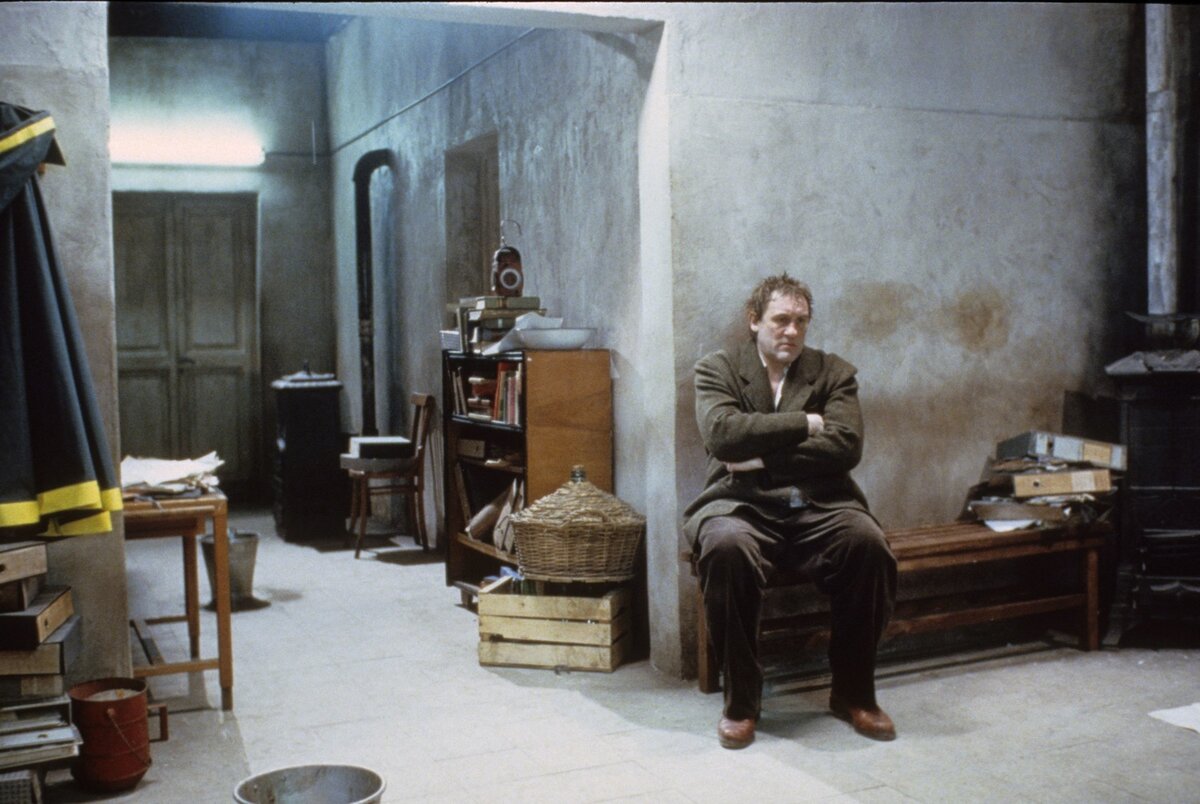 Кадр из фильма "Простая формальность" (1994)