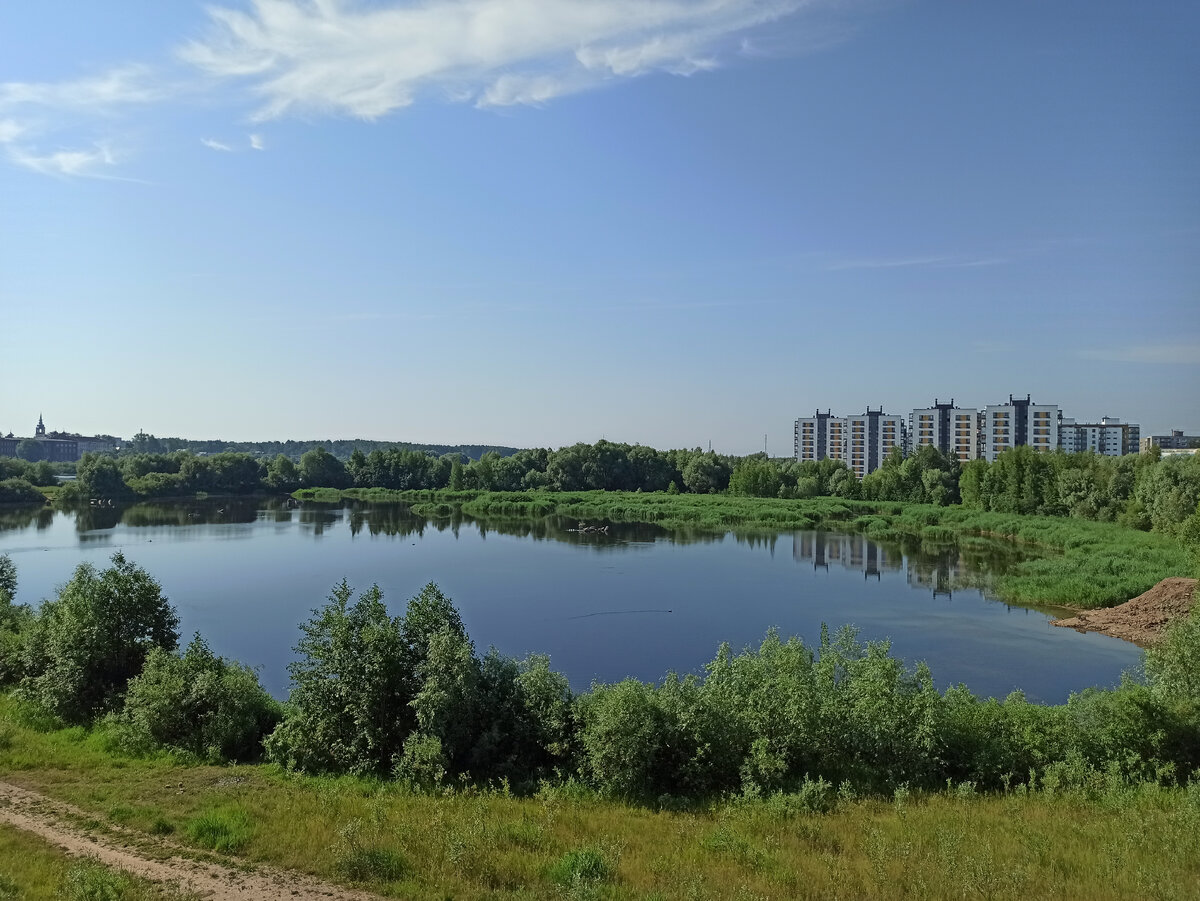 Вид с Деревяницкого моста. Слева вдалеке - колонольня монастыря. 